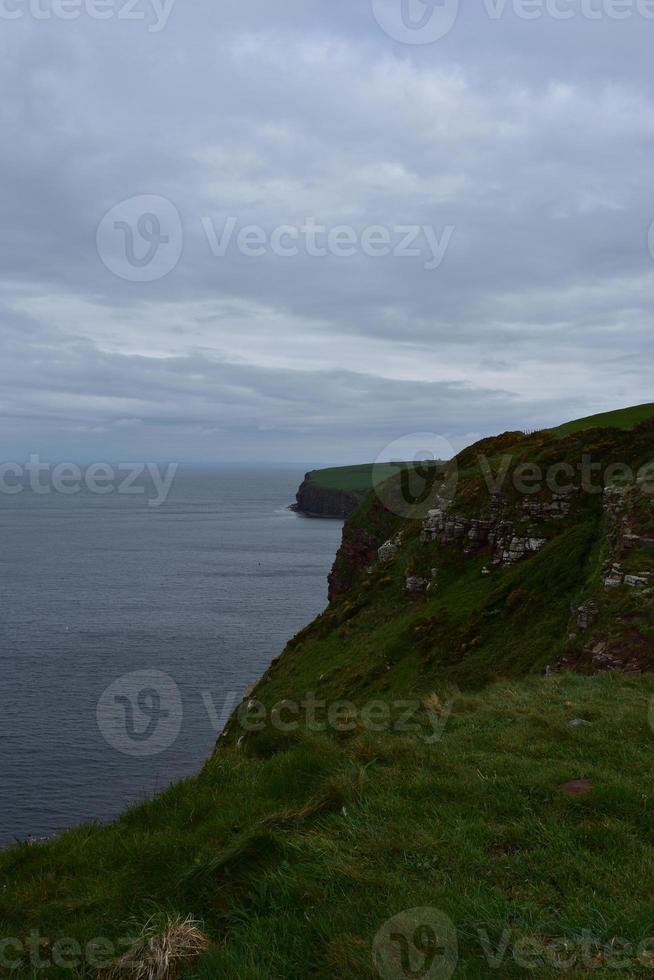 underbar utsikt över kustlinjen av st bees havsklippor foto