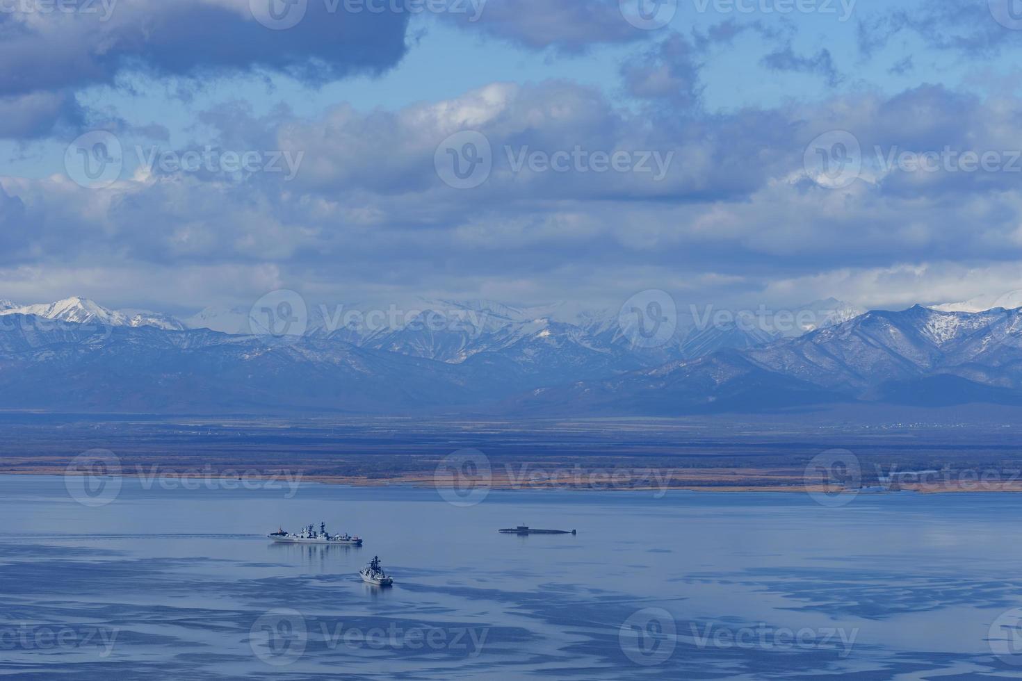 avacha bay med krigsfartyg och en ubåt. kamchatka foto