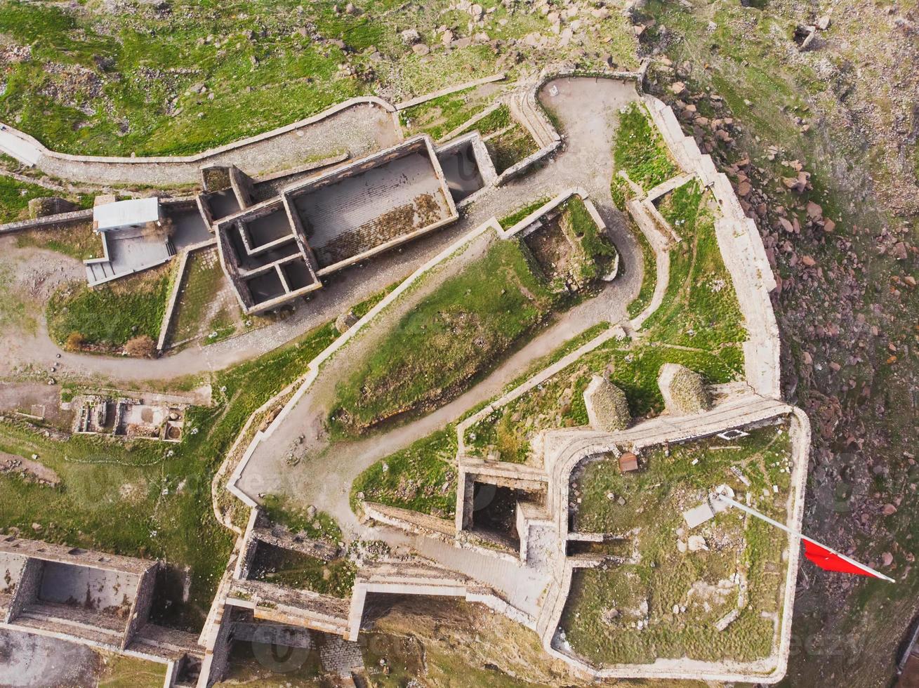 ovanifrån historiska berömda kars slott väggar, kars, östra anatolien regionen Turkiet på molnig himmel bakgrund. foto