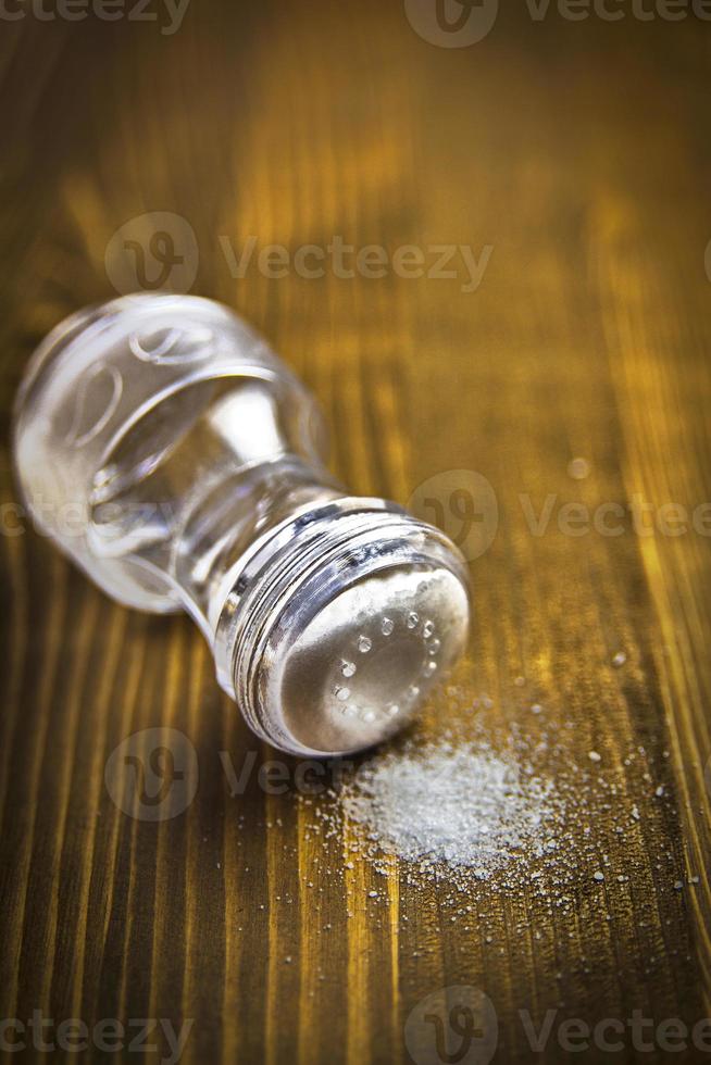 salt shaker och hög med salt foto
