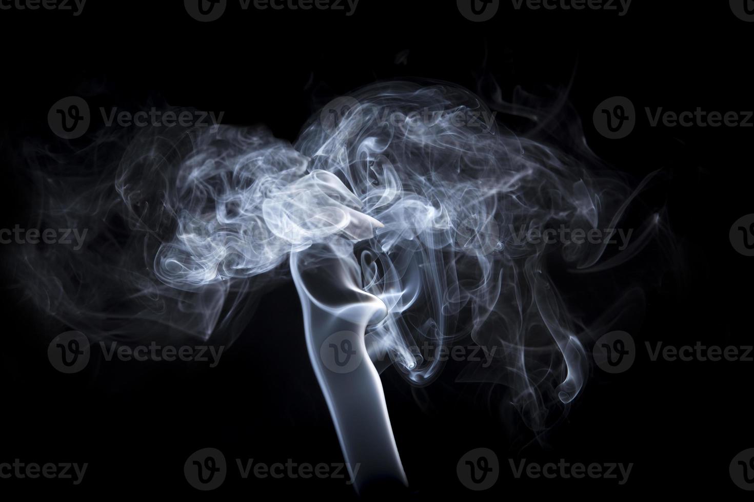rök på svart bakgrund foto