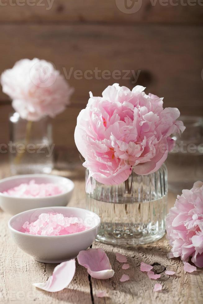 rosa blommasaltpion för spa och aromaterapi foto