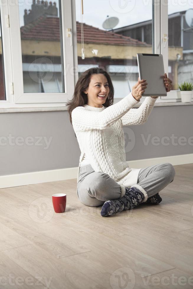 ung kvinna med pekskärm tablet PC foto