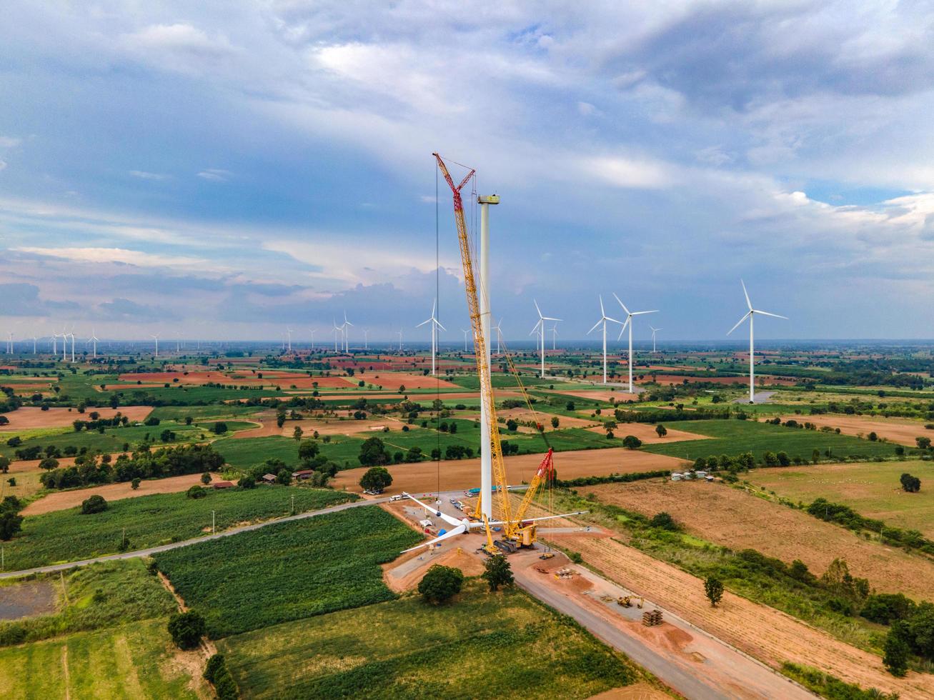 panoramautsikt över vindkraftspark eller vindpark, på ängsfältet är en av de renaste, förnybara elektriska energikällorna. med höga vindkraftverk för elproduktion. grön energi koncept. foto