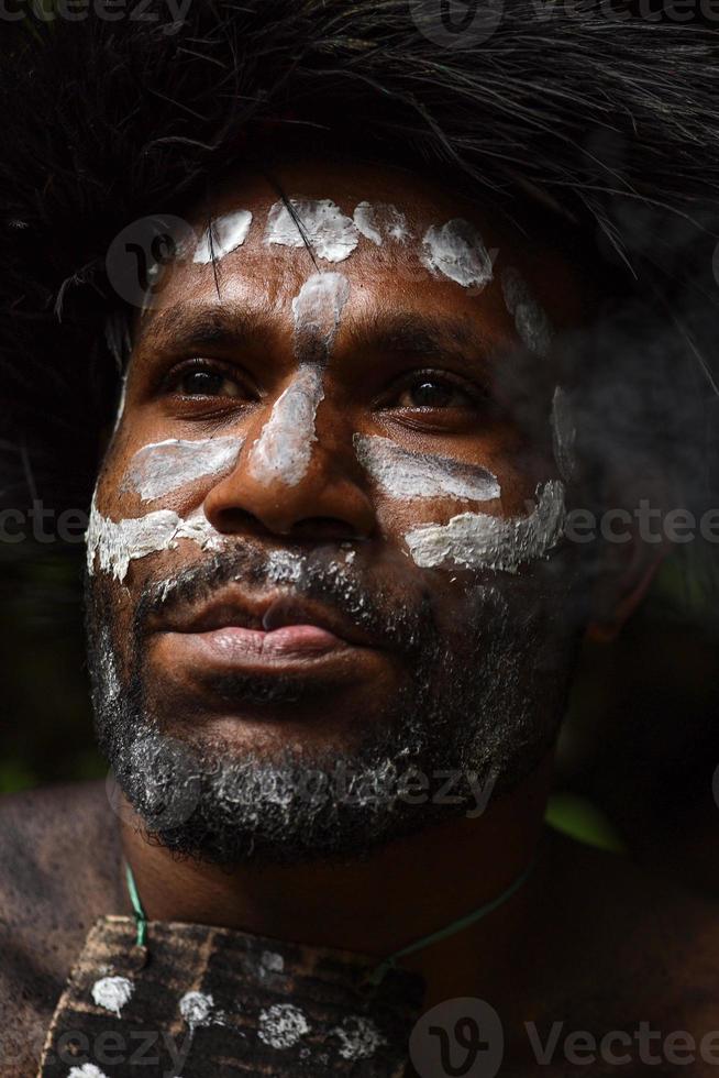 närbild av målade ansikte dani stam papua man. foto