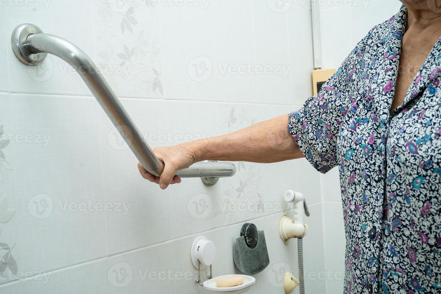 asiatisk äldre eller äldre gammal dam kvinna patienten använder toalett  badrum handtag säkerhet i vårdavdelningen, friska starka medicinska  koncept. 2885459 Arkivfoto på Vecteezy
