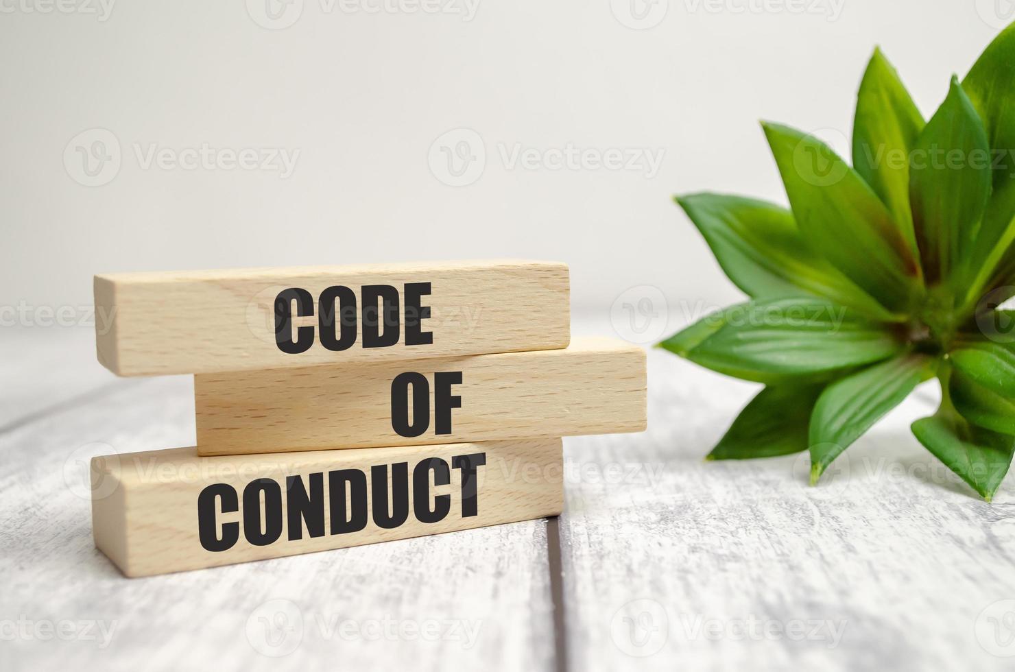 symbol för uppförandekod. begreppet ord uppförandekod på träklossar på vit bakgrund foto