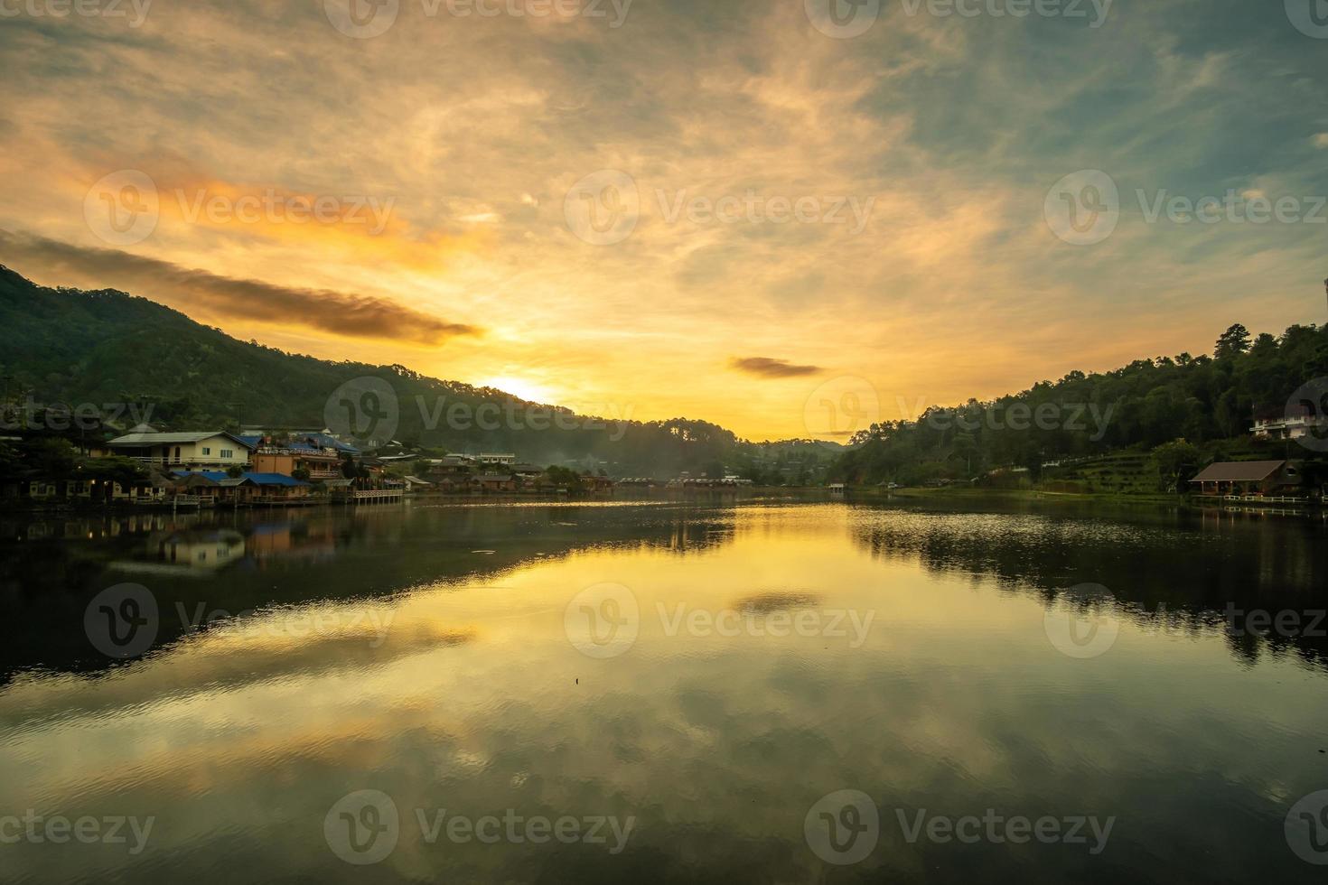 vacker sjöutsikt i morgonsoluppgången, ban rak thai by, landmärke och populär för turistattraktioner, mae hong son provinsen, thailand. resekoncept foto