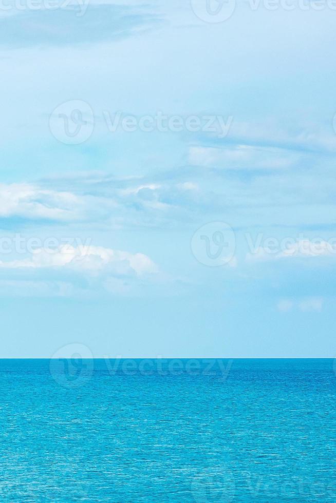 vackert hav och blå himmel bakgrund. avkopplande, sommar, resor, semester och semester koncept foto