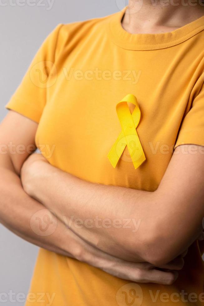 självmordsförebyggande dag, barndom, sarkom, ben och blåscancer medvetenhetsmånad, gult band för att stödja människors liv och sjukdom. hälsovård och världen cancer dag koncept foto