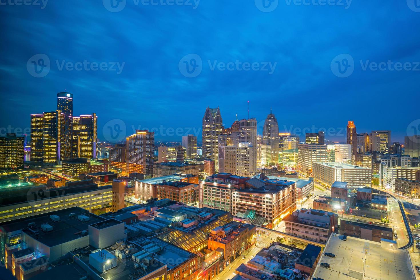 Flygfoto över downtown detroit i skymningen foto