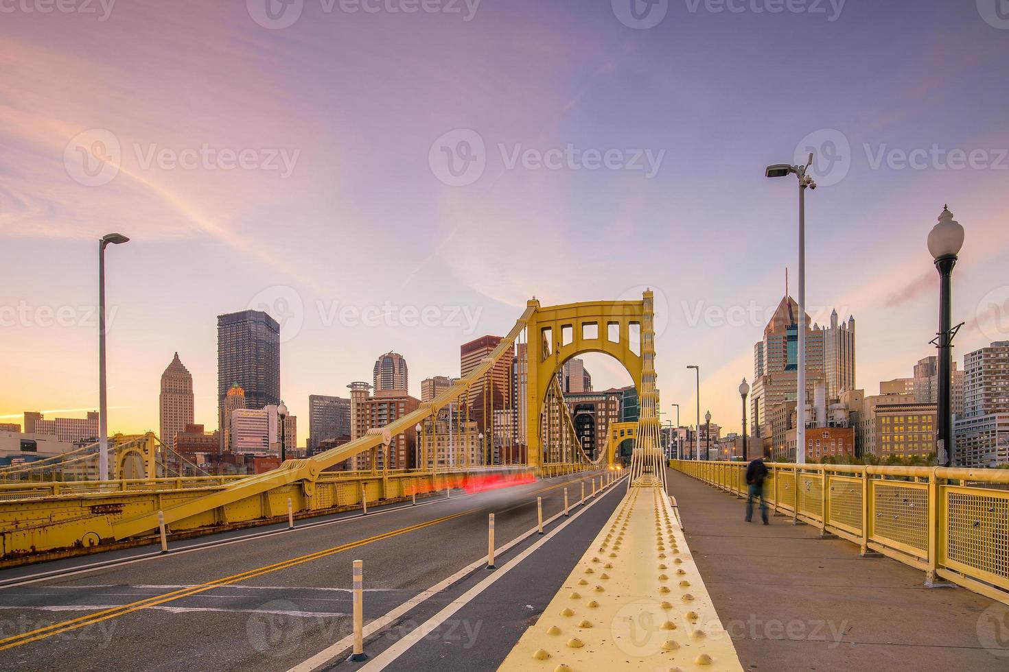 panorama över centrala Pittsburgh i skymningen foto