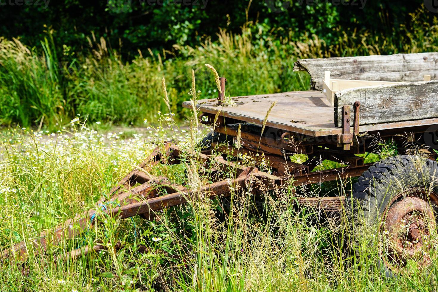 ett övergivet och bortglömt gammalt jordbruksnyttofordon i det gamla landet hamburg foto