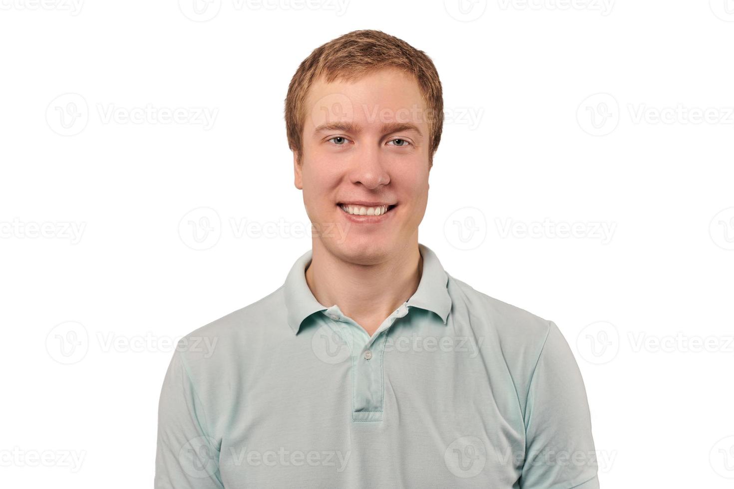 porträtt av rolig ung man i mintpolo t-shirt isolerad på vit bakgrund, stilig glad man foto