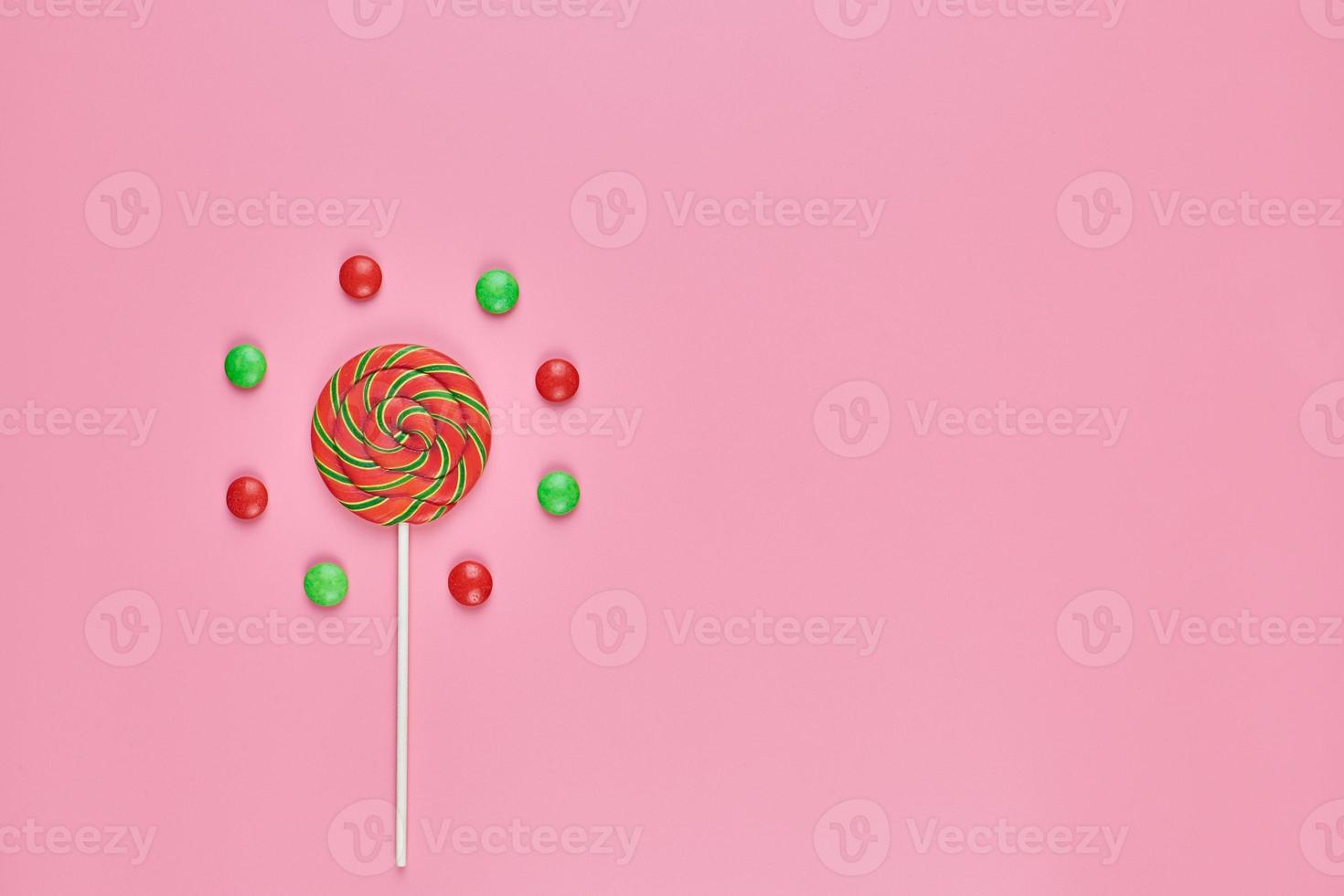 söt lollipop och godis på rosa bakgrund foto