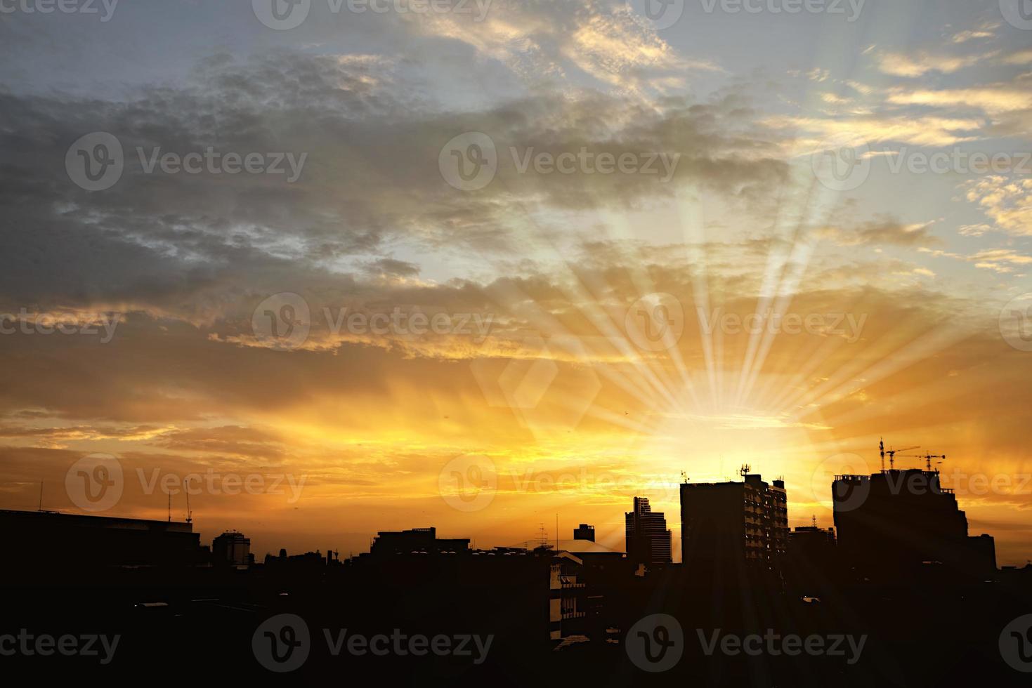 bakgrund av stadens silhuett med dramatisk kontrastisk himmel foto