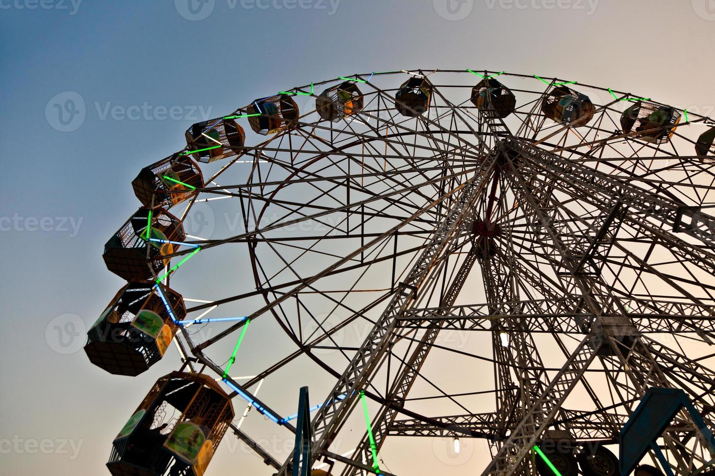 folk tycker om det stora hjulet i nöjesparken foto