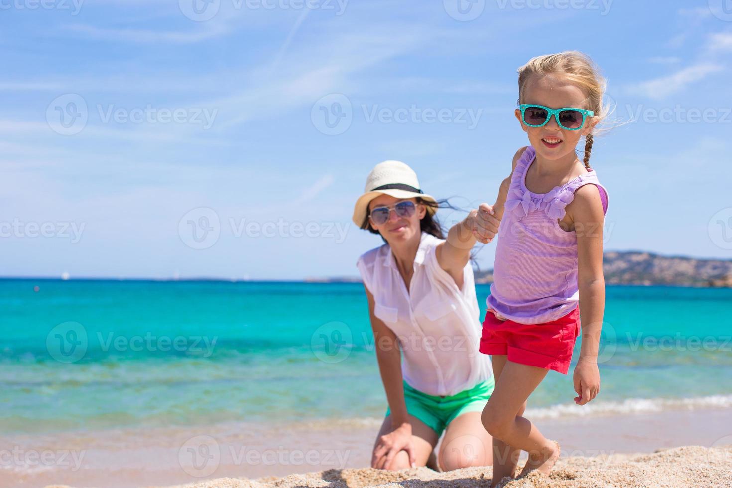 ung mamma och hennes bedårande lilla dotter njuter av sommarlovet foto