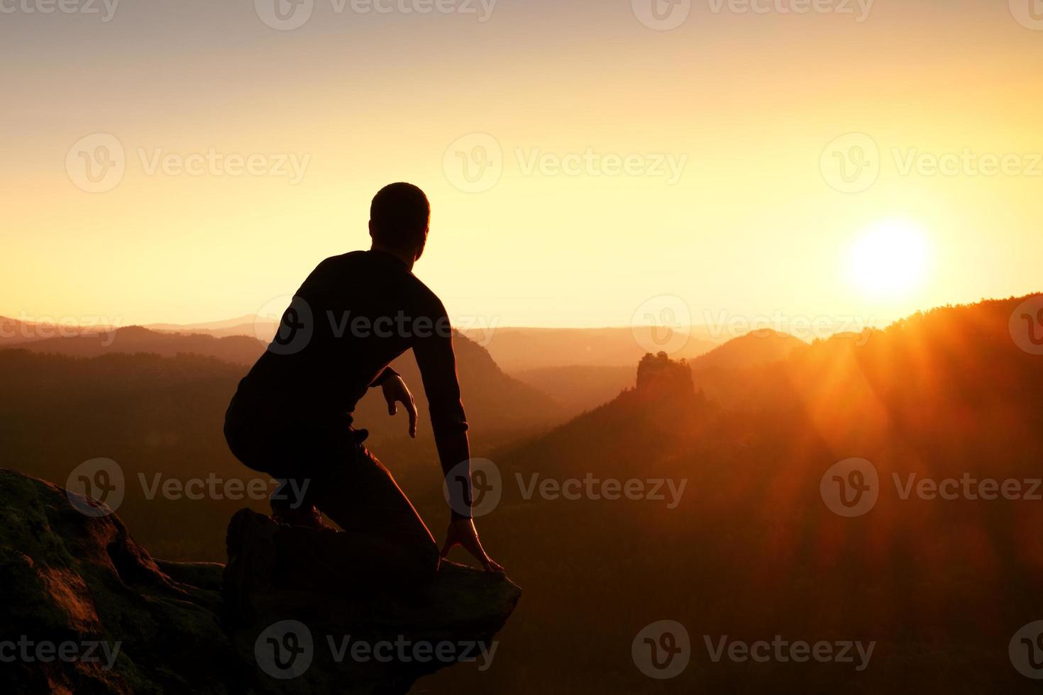 vandrare ta avkopplande och njuta av solnedgången vid horisonten. livlig effekt. foto