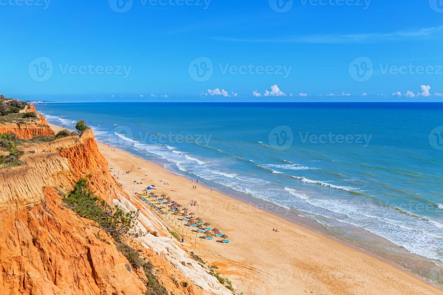 solig strand sommar hav albufeira i Portugal. för semester njutning. foto
