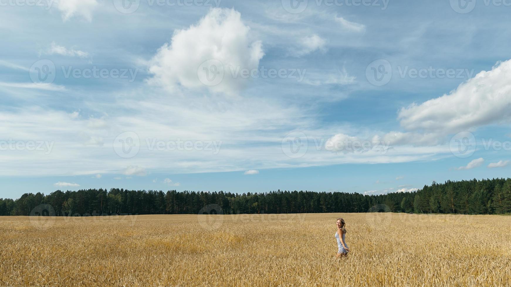flicka i ett vetefält foto