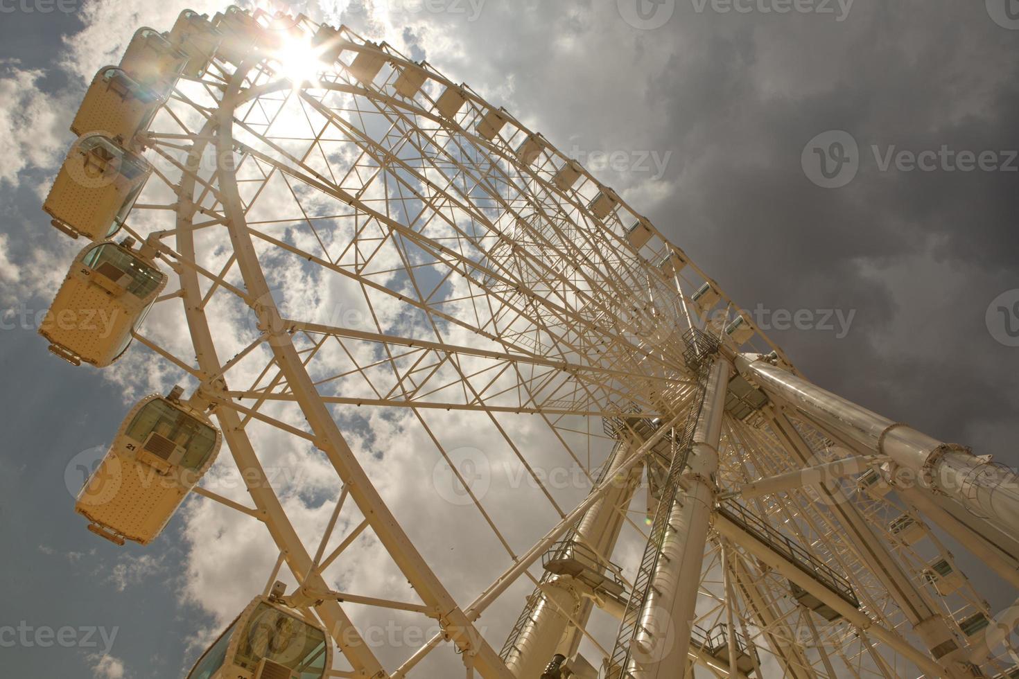 pariserhjul över molnig himmel foto