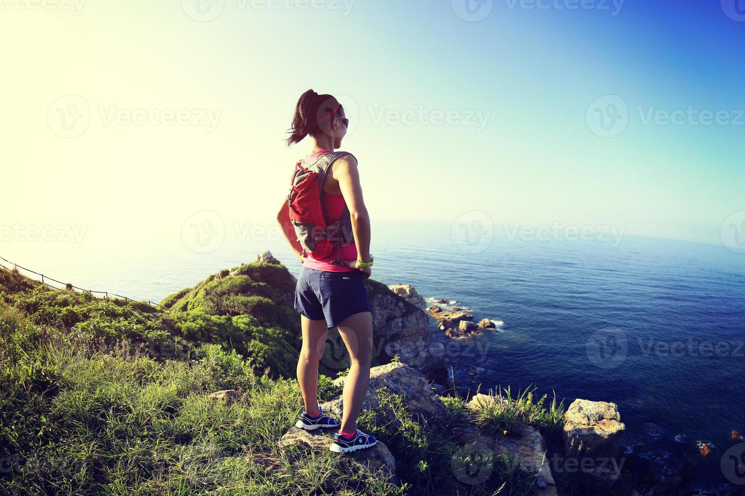 ung fitness kvinna trail löpare njuta av utsikten foto