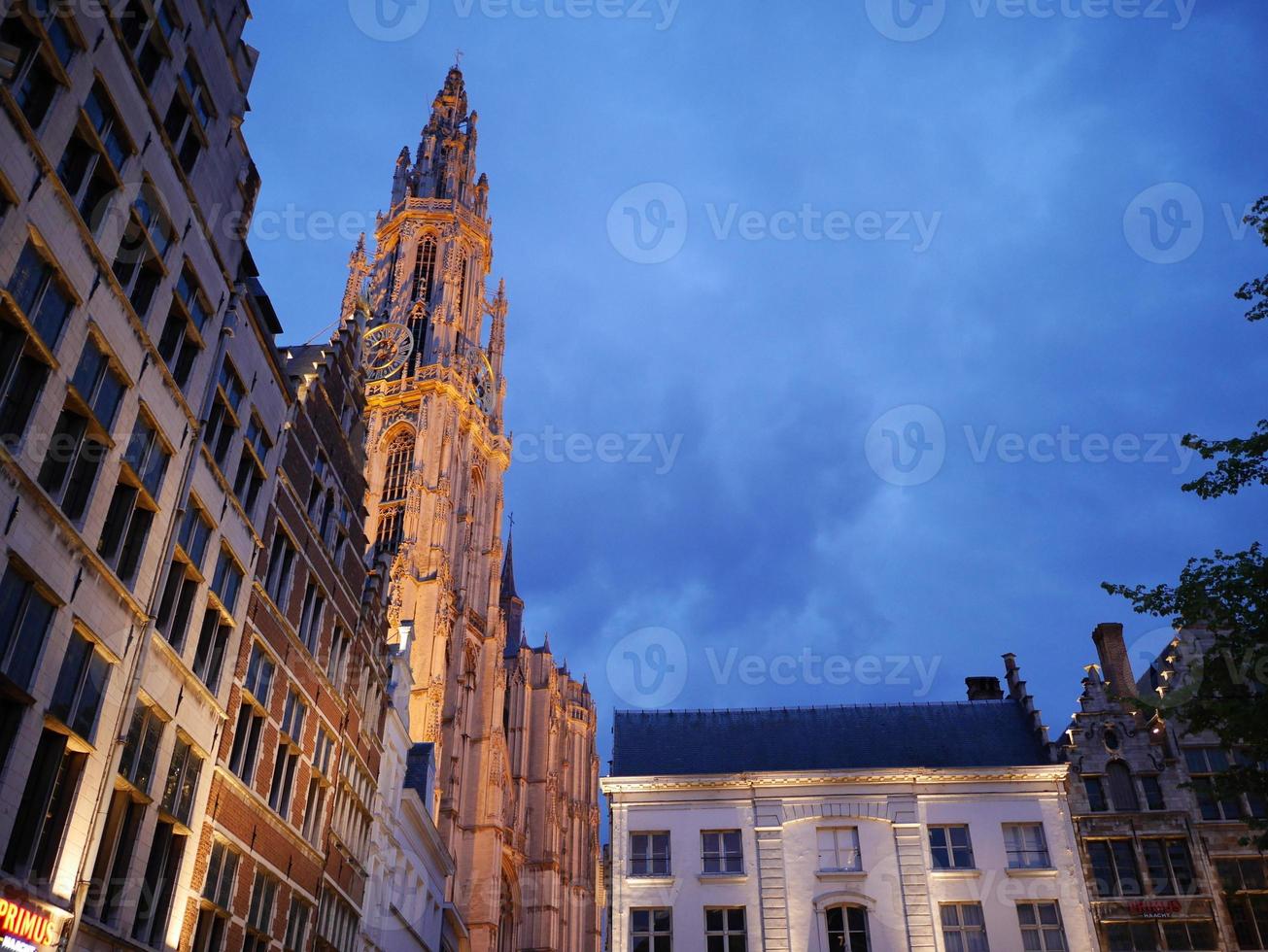 antwerpen i belgien på natten foto