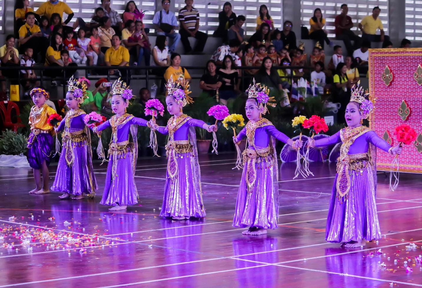 thailand, thailand -26 juni 2019 grupp små barn thai dans den 26 juni 2019 foto