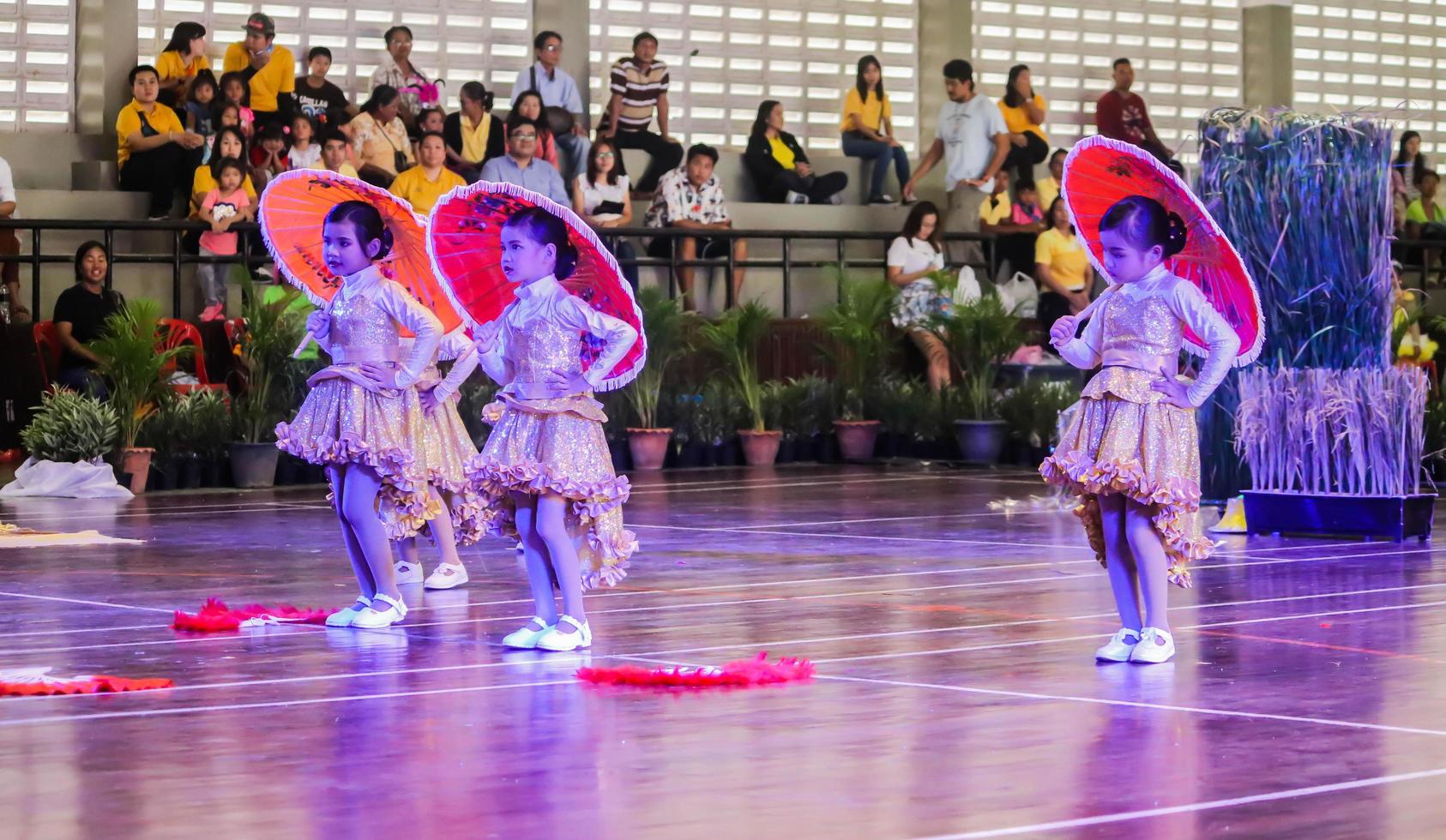 thailand, thailand -26 juni 2019 grupp litet barn flicka thai dans den 26 juni 2019 foto