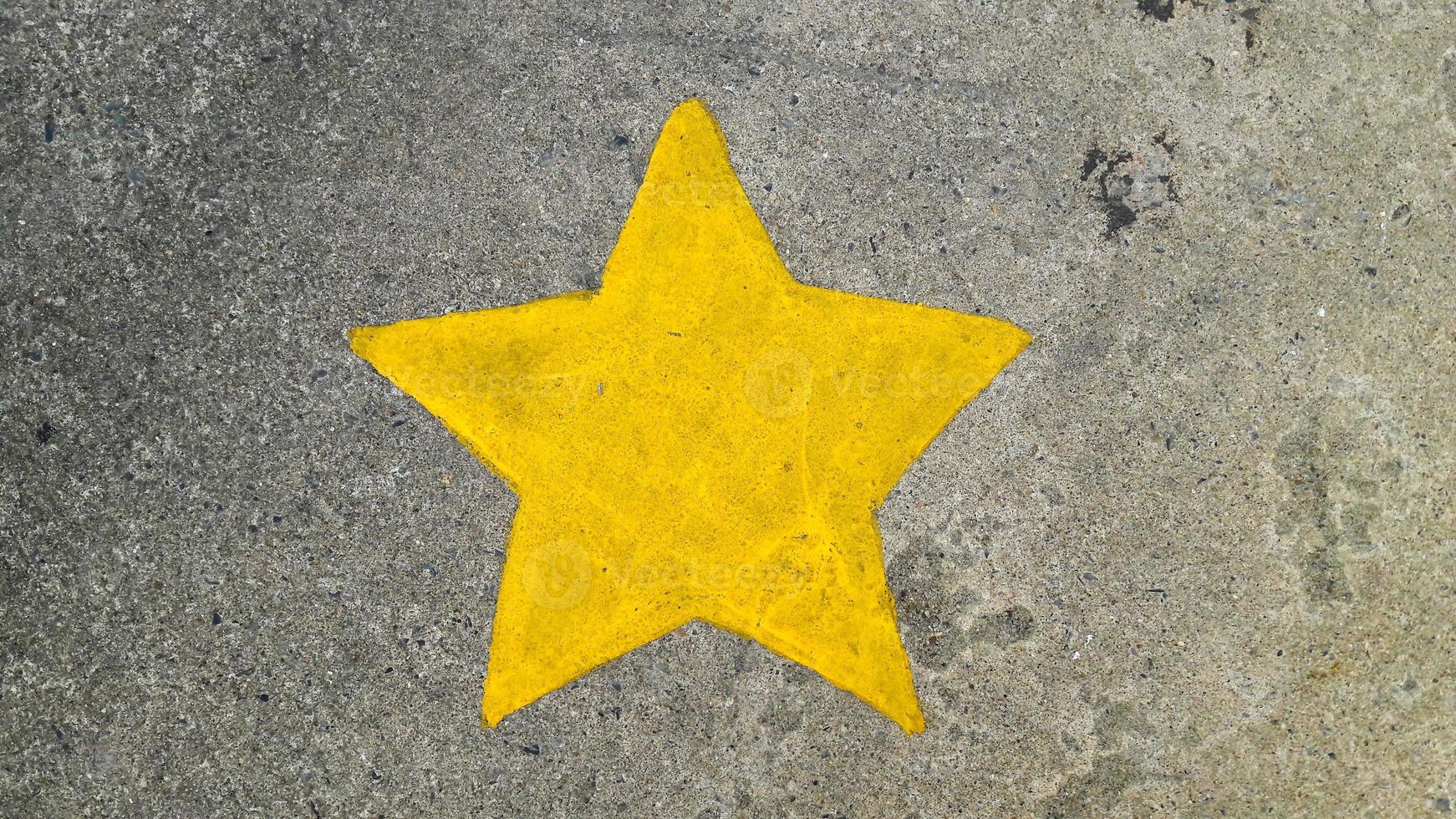 gul målningsstjärna på konkret texturbakgrund foto