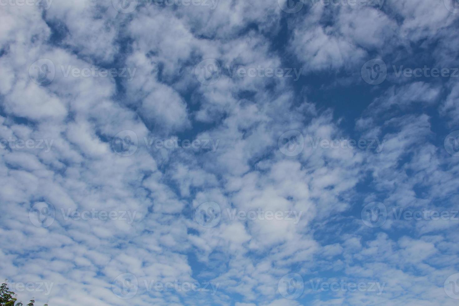 blå himmel bakgrund med vita moln foto