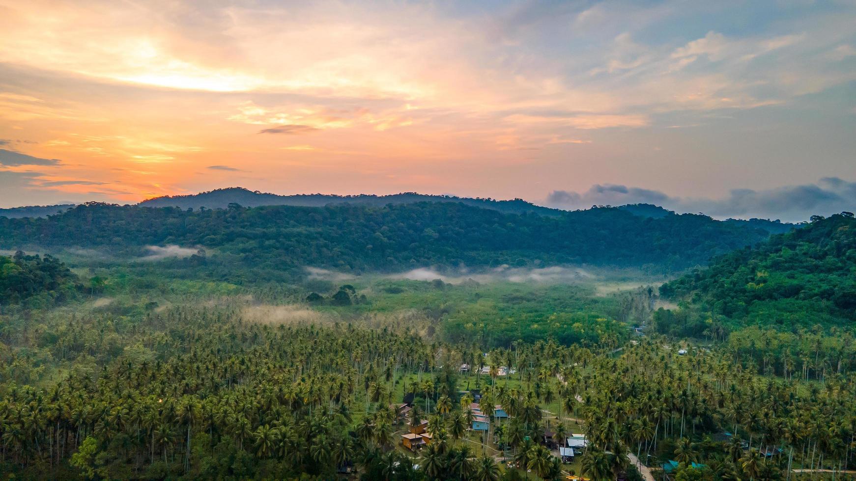 Flygfoto över naturen tropiska paradisön strand bjuda på en bra sommar vacker tid på stranden med klart vatten och blå himmel i koh kood eller ko kut, thailand. foto