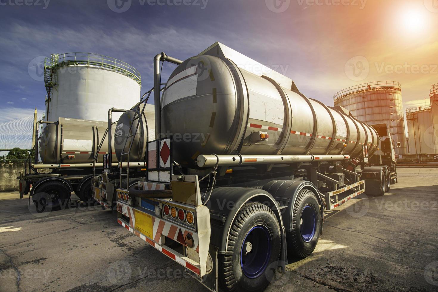 transport lastbil farlig kemikalie lastbil tank rostfri är parkerad. foto