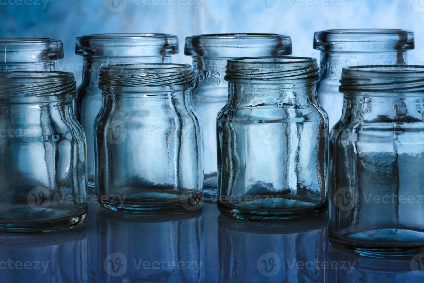 en grupp flaskor på blå bakgrund foto