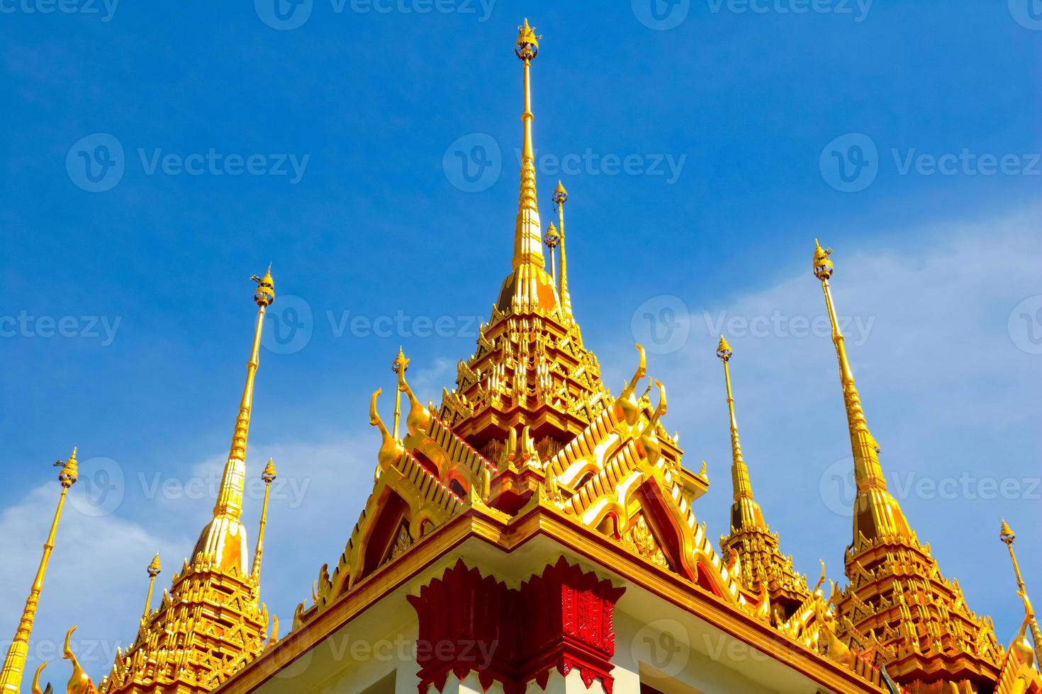 tak tempel på blå himmel i thailand. tempelnamn wat ratchanadda i bangkok. foto