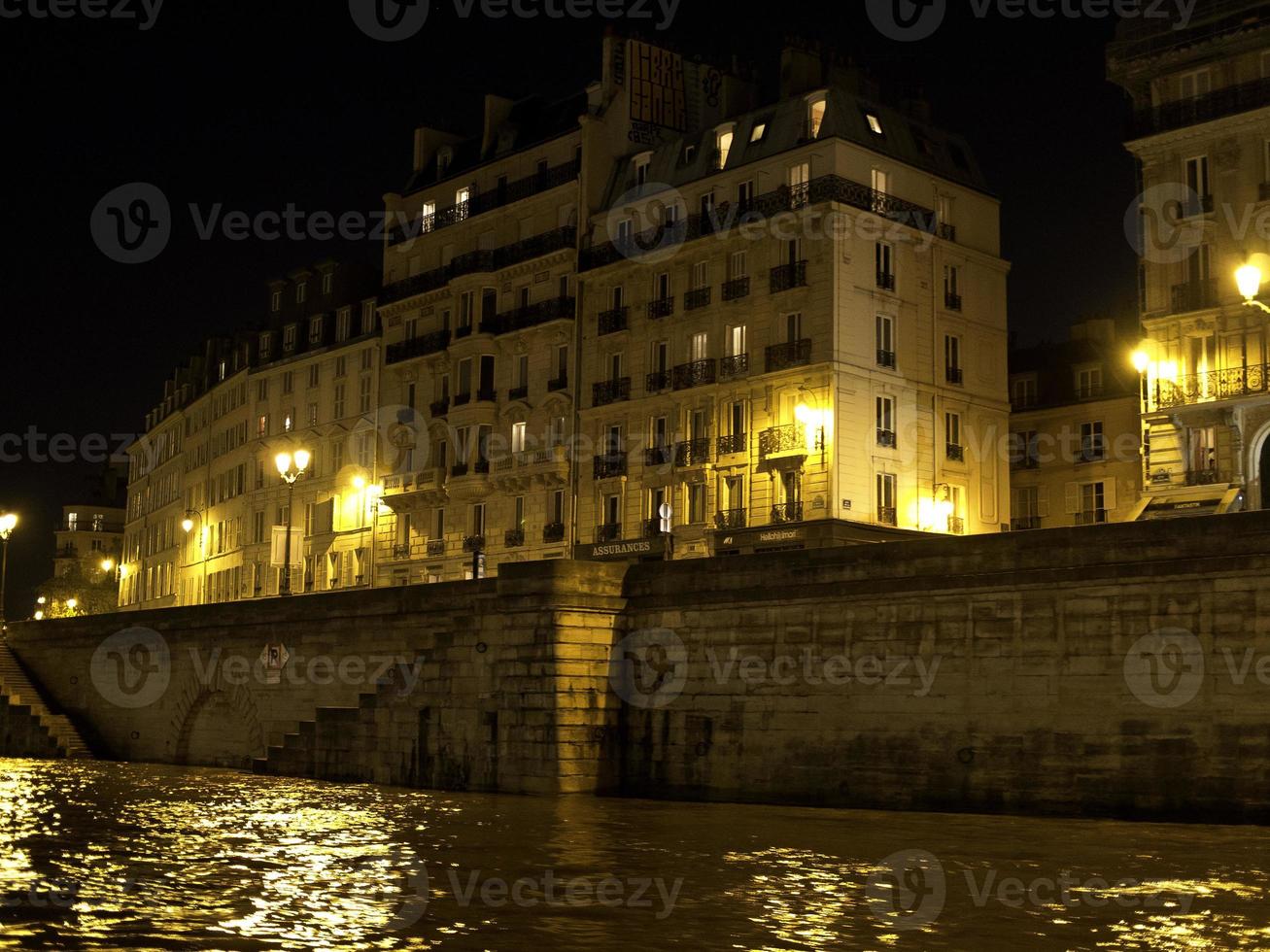 paris på natten foto