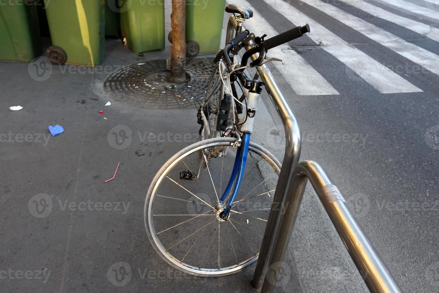 cykelställ på gatan i en storstad foto