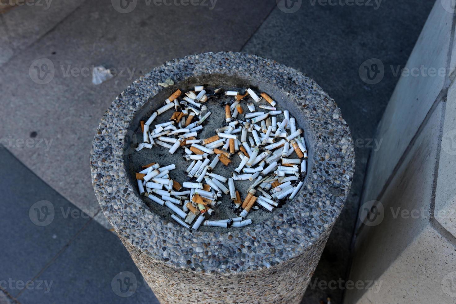 askkopp - en behållare för tobaksaska, cigarettfimpar, cigarrer. foto