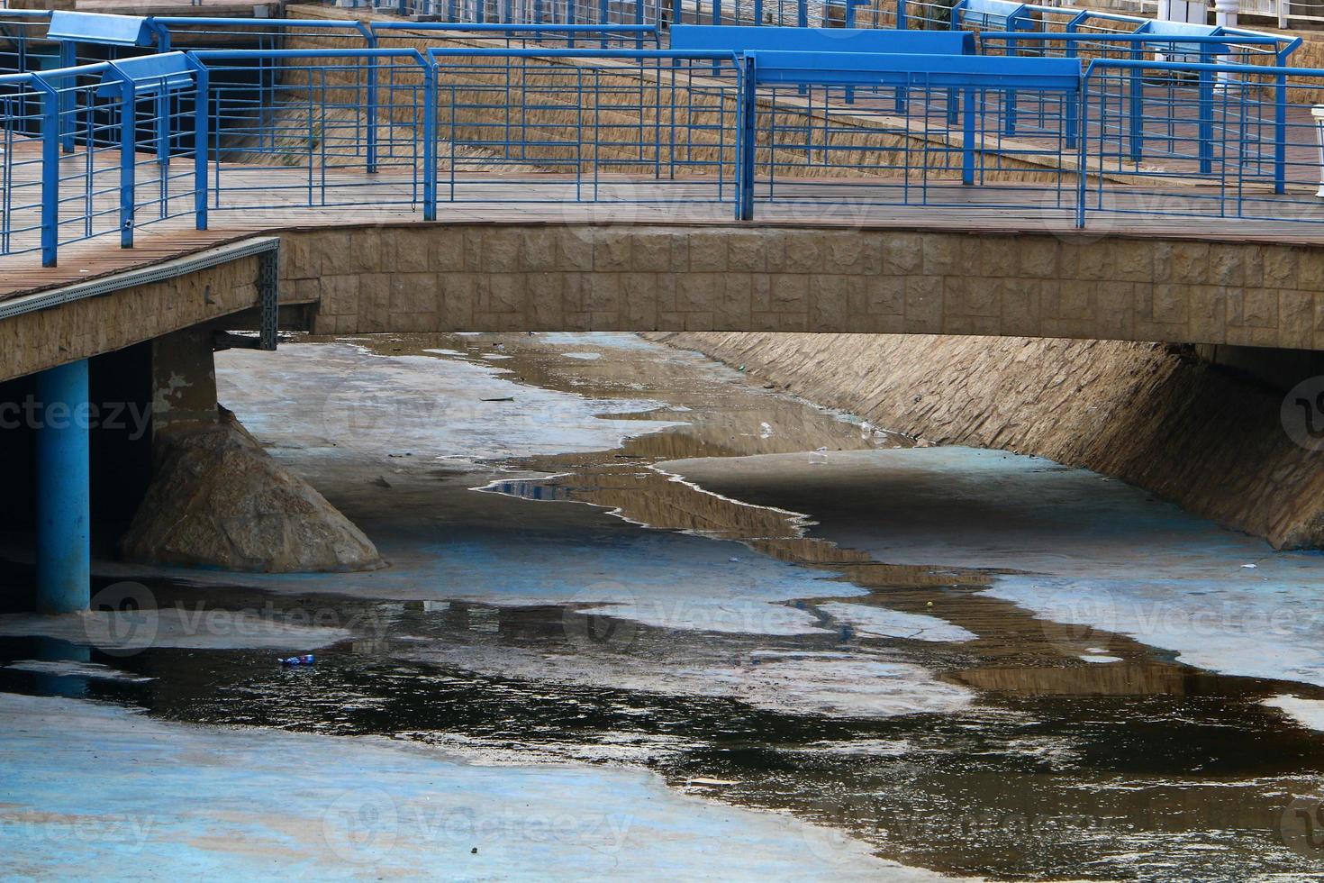 armerad betongbro över floden foto