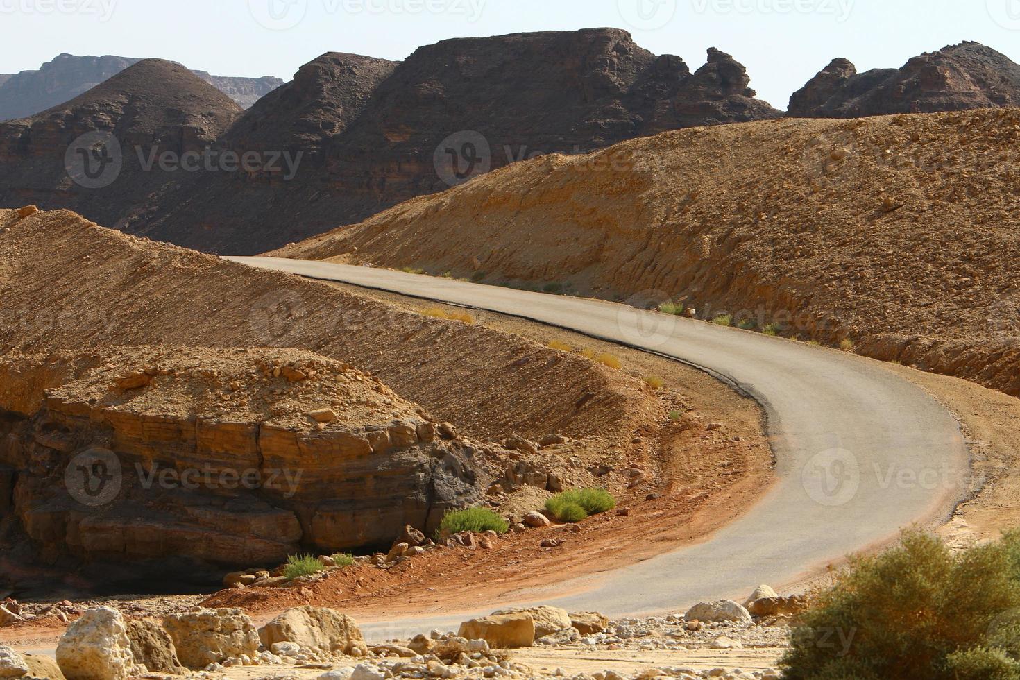 väg i Eilatbergen i Negevöknen foto