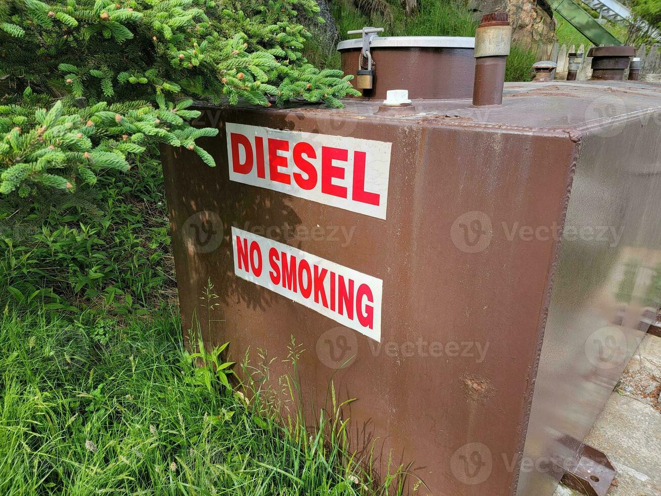 diesel ingen rökning skylt på metall gasbehållare foto