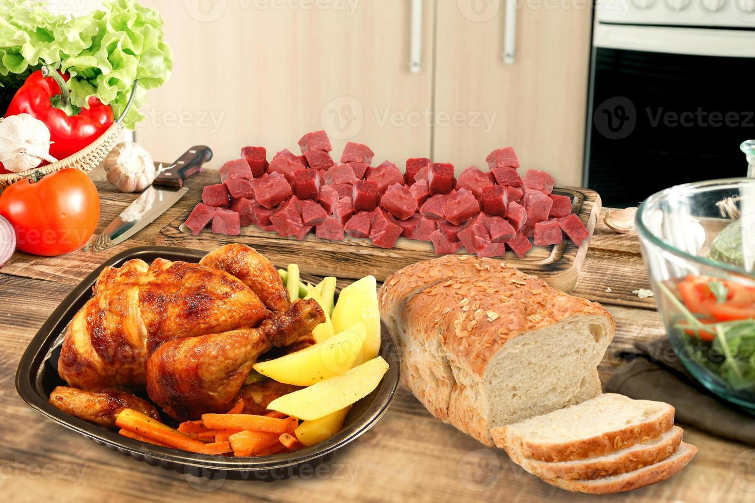 rå kyckling rostad, bröd, grönsaker isolerad på kök bakgrund foto