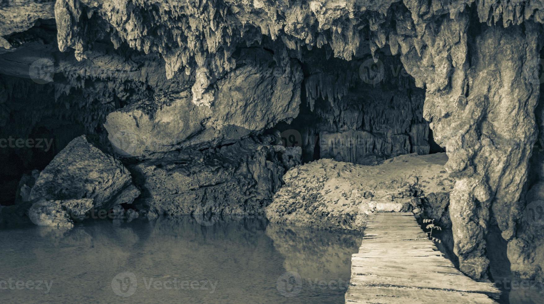 fantastiskt blått turkost vatten och kalkstensgrotta sjunkhål cenote mexico. foto