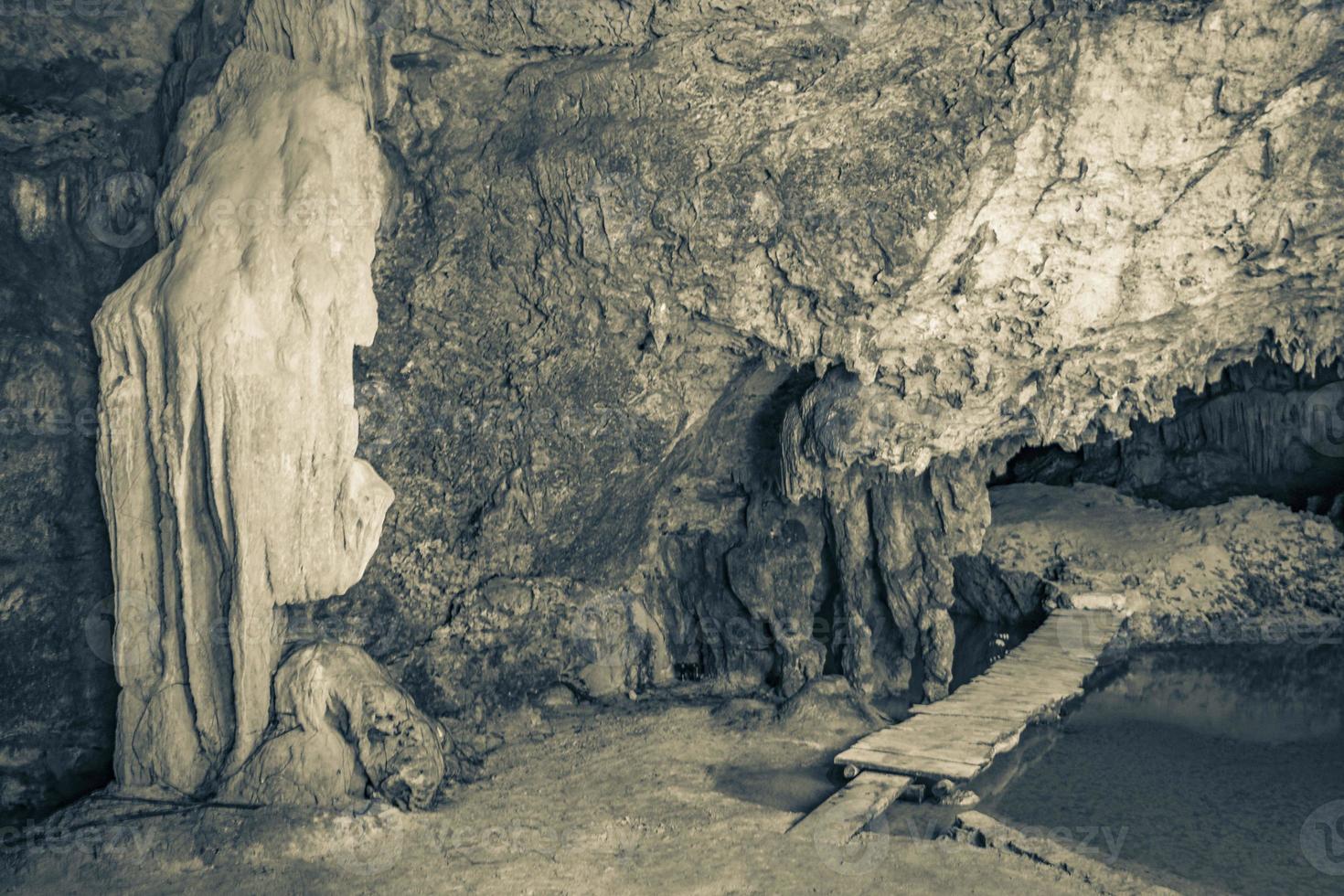 fantastiskt blått turkost vatten och kalkstensgrotta sjunkhål cenote mexico. foto