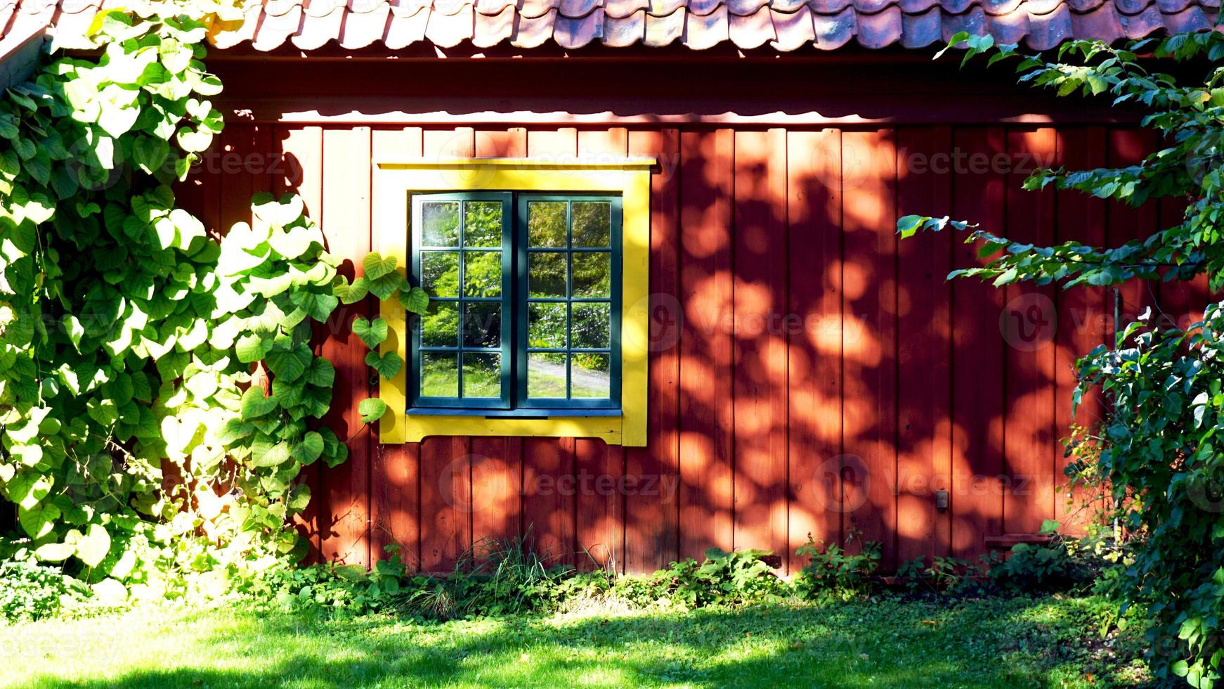 gammalt hus och fönster i museum foto