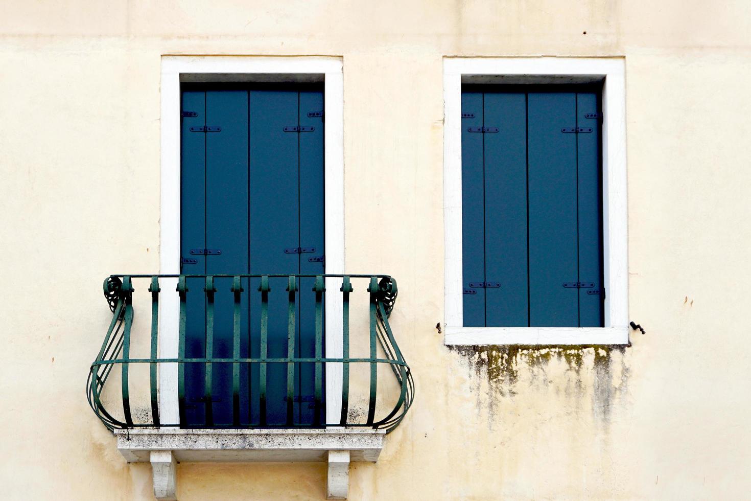 dörr med balkong och fönster på creme vägg foto