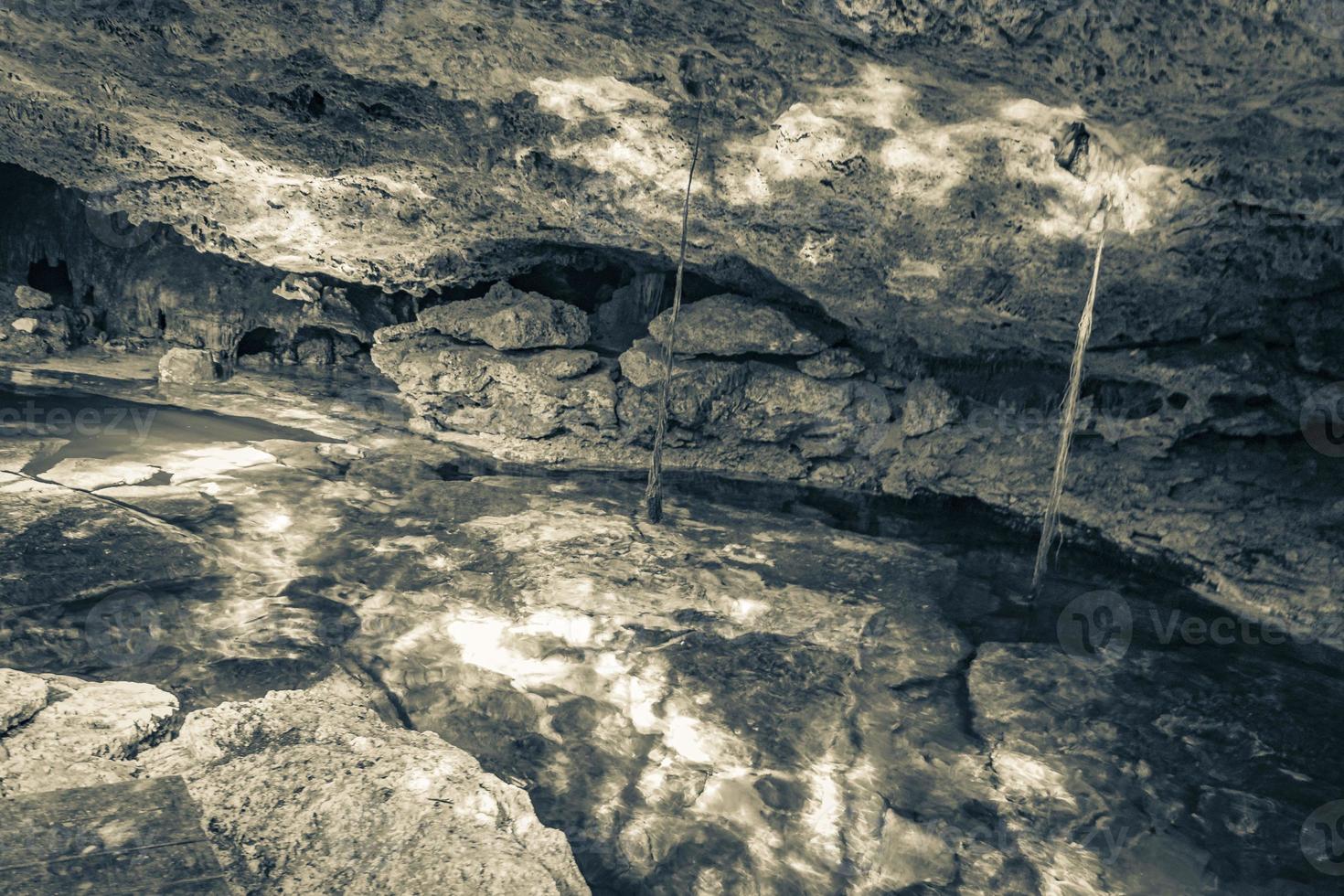 blå turkos vatten kalksten grotta sjunkhål cenote tajma ha mexico. foto