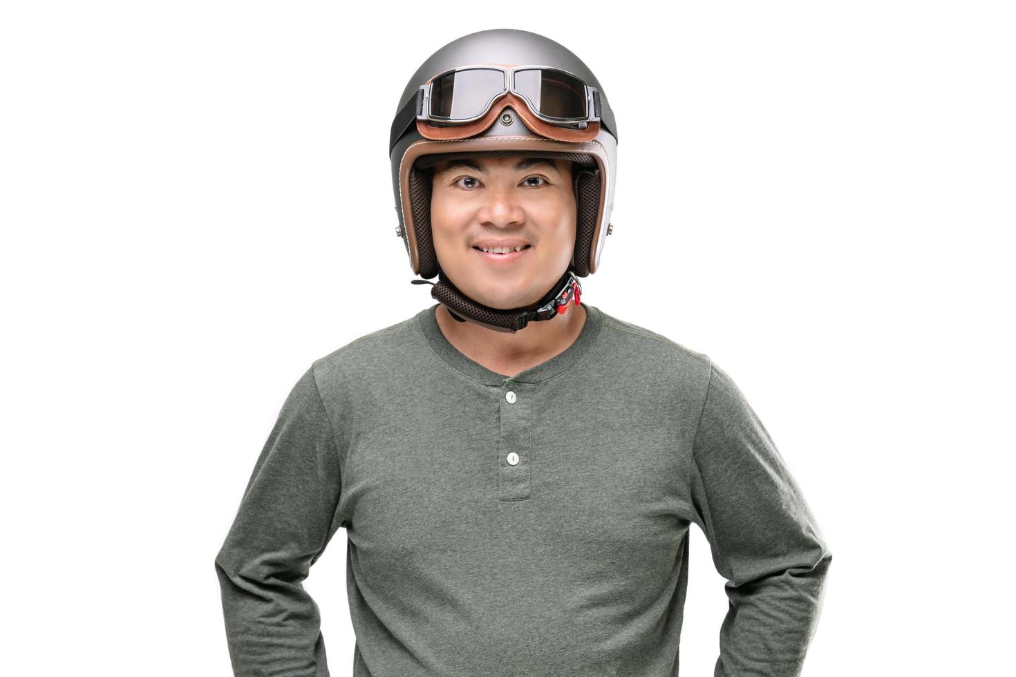 motorcyklist eller förare som bär vintagehjälm. säker körning koncept. studio skott isolerade på vitt foto