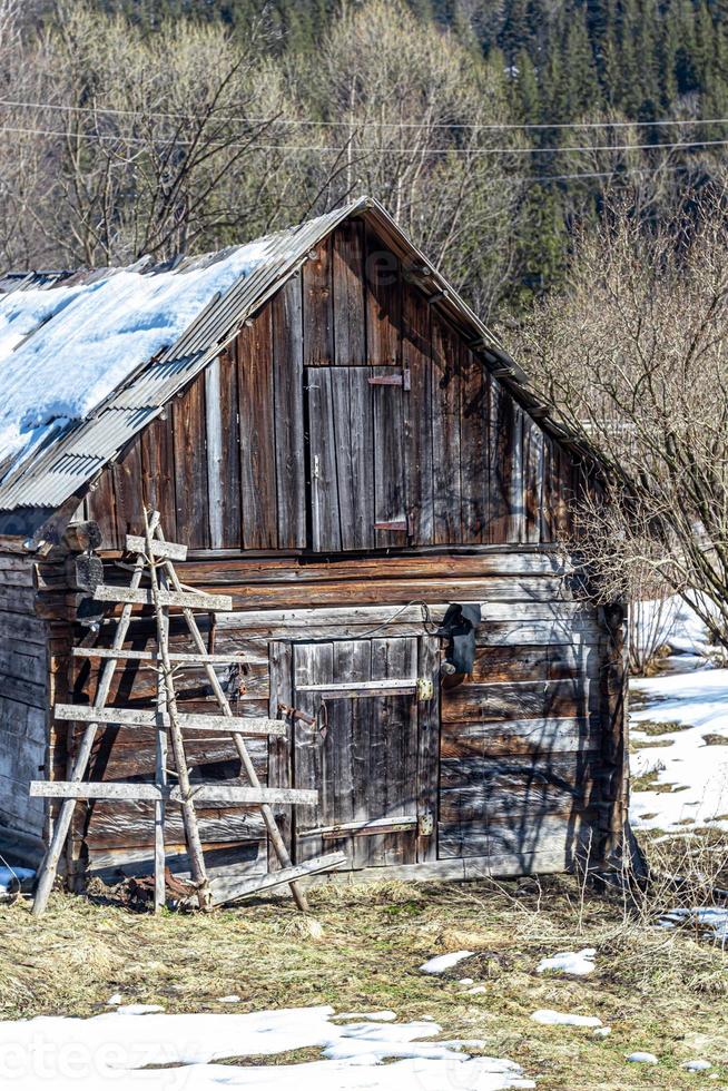 övergivna och förstörda hus i byarna i ukraina. på grund av krig. avresa från de ockuperade områdena. krig i ukraina. foto